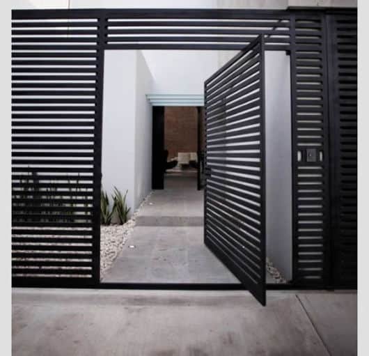 casa com portao em aluminio tubular pintado de preto