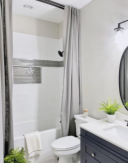 banheiro com banheira e cortina cinza