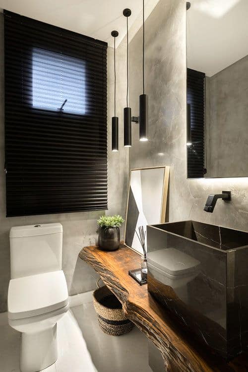 banheiro com cortina persiana preta