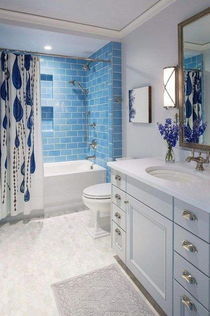 banheiro azul e branco com cortina na banheira