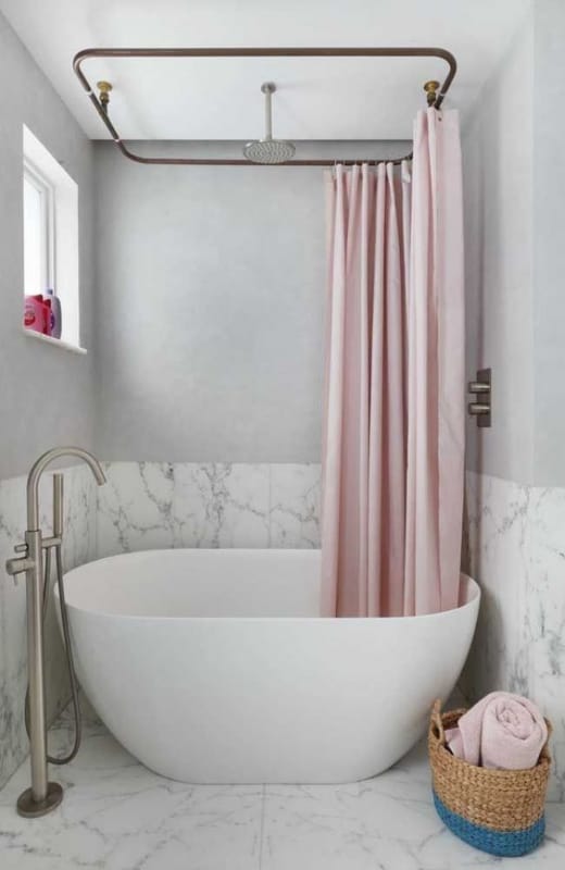 banheiro com banheira minimalista e cortina rosa