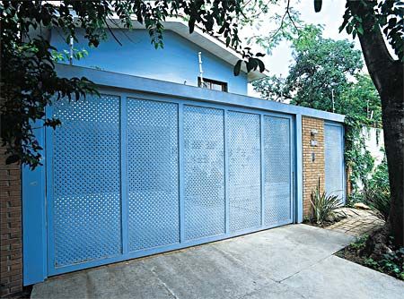 fachada de casa com portao de ferro azul