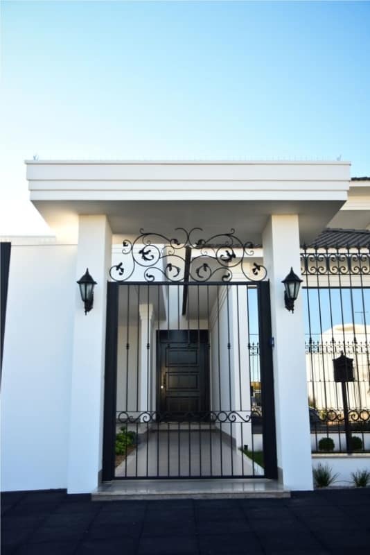 fachada de casa com portao de ferro em preto
