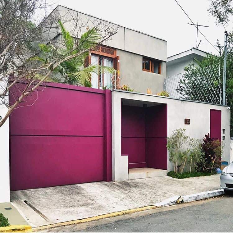 casa moderno com portao de ferro colorido
