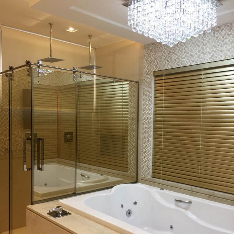 banheiro com persiana horizontal dourada