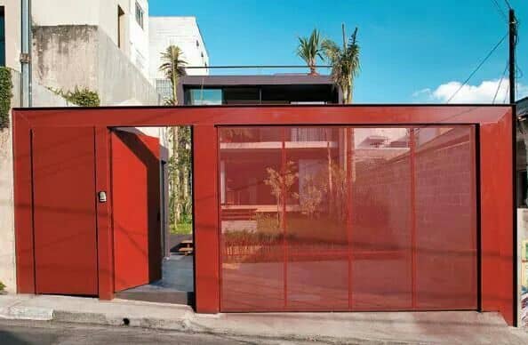 fachada moderna com portao de ferro vermelho