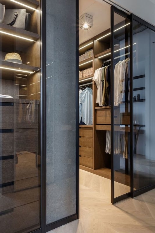 closet moderno com porta de vidro