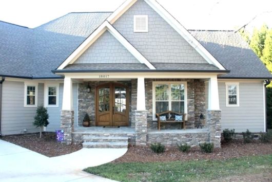 Casa cinza com mix de texturas