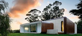 casa retangular com cantos arredondados e fachada branca com madeira