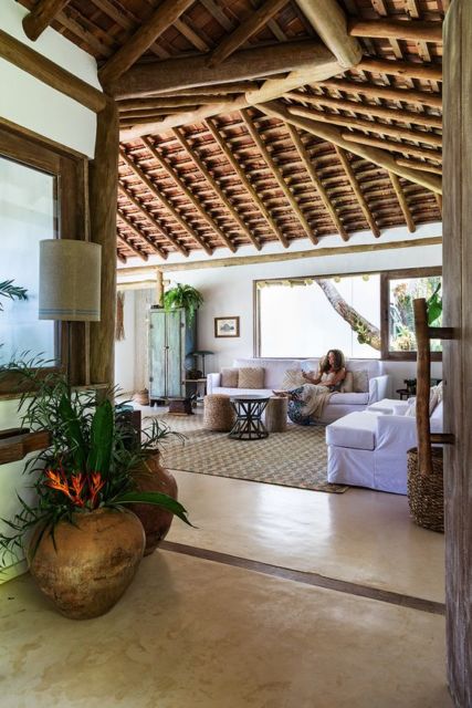 Casas de praia: decoração rústica com vasos de madeira