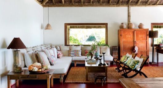 Casas de praia: Decoração simples com sofá branco