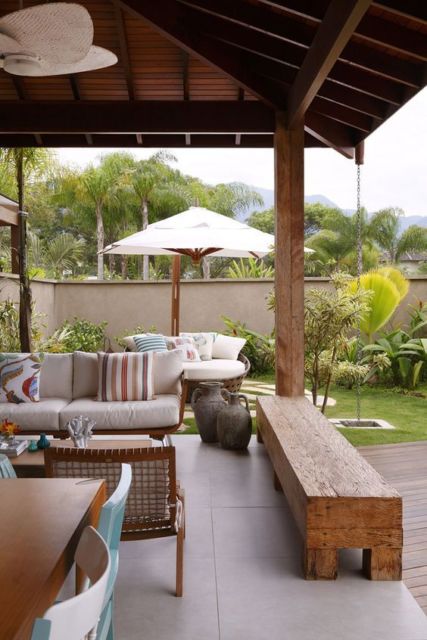 Casas de praia: decoração rústica com banco de madeira