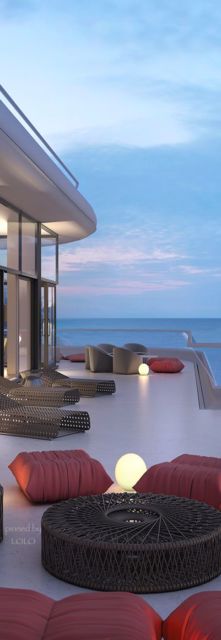 Casas de praia: Decoração de luxo externa com almofadas