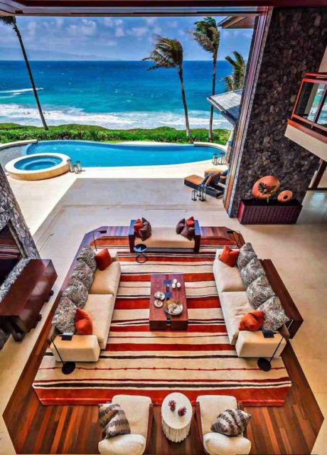 Casas de praia: Decoração de luxo com tapete listrado