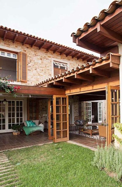 Casas de praia: decoração rústica com porta de madeira