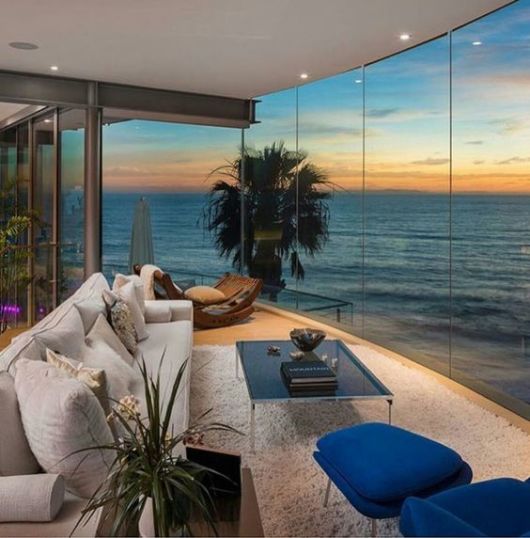 Casas de praia: Decoração de luxo com janela até o teto