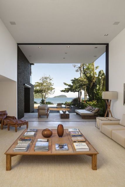 Casas de praia: Decoração de luxo com mesa de centro de madeira