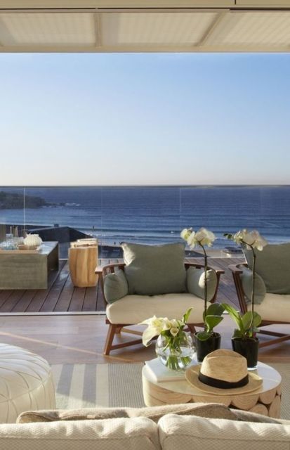 Casas de praia: Decoração de luxo externa com poltronas