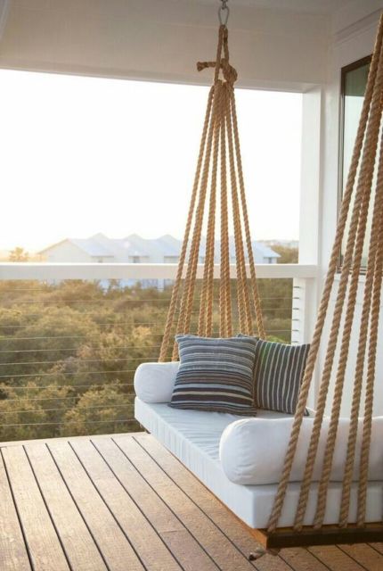Casas de praia: Decoração de varanda com poltrona suspensa