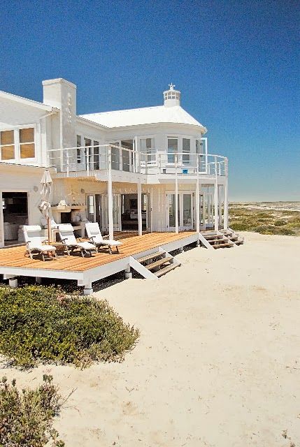 Casas de praia: Decoração de varanda com cadeira de sol