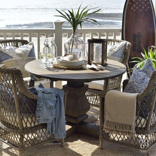 Casas de praia: Decoração de varanda com mesa