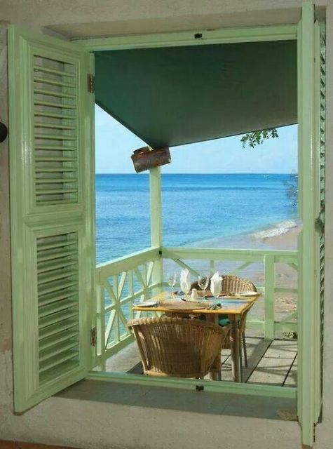 Casas de praia: Decoração de varanda com mesa de bambu