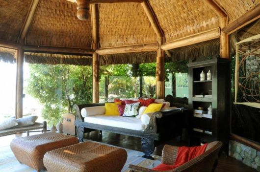 Casas de praia: Decoração de sala rústica com mesa de madeira