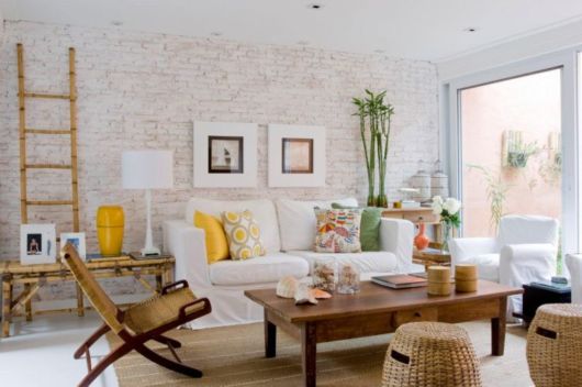 Casas de praia: Decoração sala rústica com cadeira de madeira