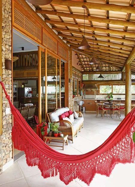 Casas de praia: decoração rústica com rede vermelha