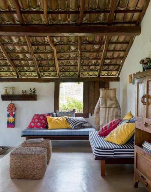 Casas de praia: decoração rústica com almofadas