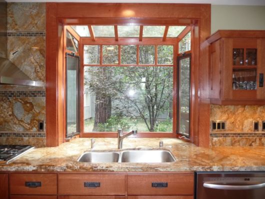 Janela para cozinha de madeira