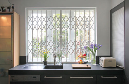 Janela para cozinha com grade branca