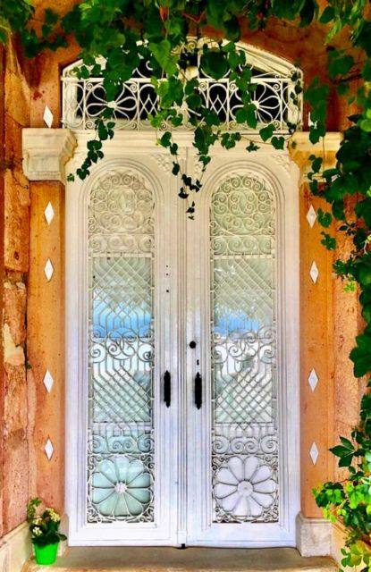 Porta de Entrada branca com duas partes