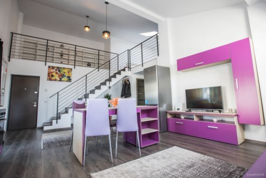 Apartamento duplex: Decoração lilás e branca