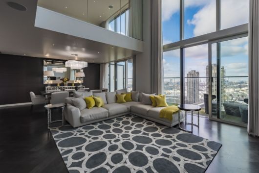 Apartamento duplex: Decoração cinza, branca e amarela