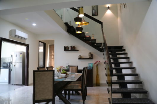 Apartamento duplex: Decoração com móveis escuros