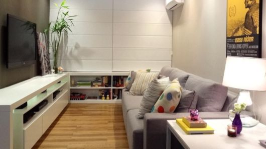 Apartamento pequeno decorado: Decoração moderna com sofá cinza