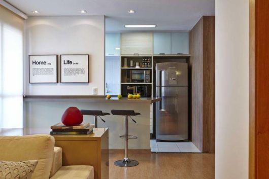 Apartamento pequeno decorado: Com cozinha americana