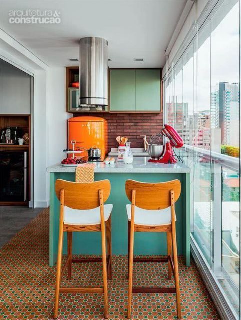 Apartamento pequeno decorado: Com varanda gourmet colorida