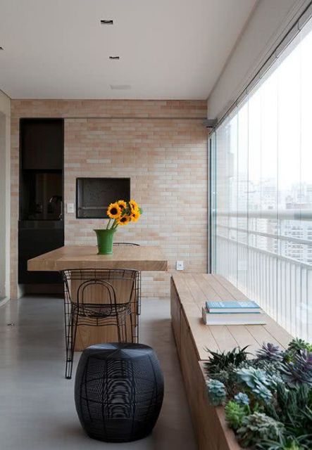 Apartamento pequeno decorado: Com varanda gourmet bege