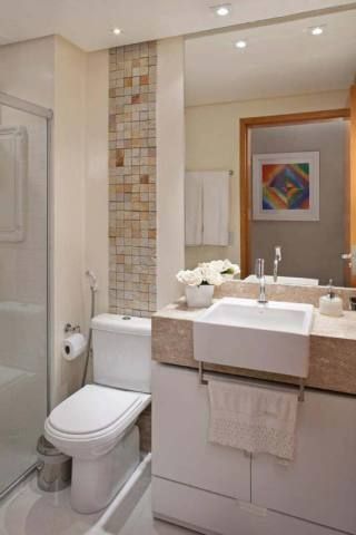 Apartamento pequeno decorado: Banheiro com espelho grande