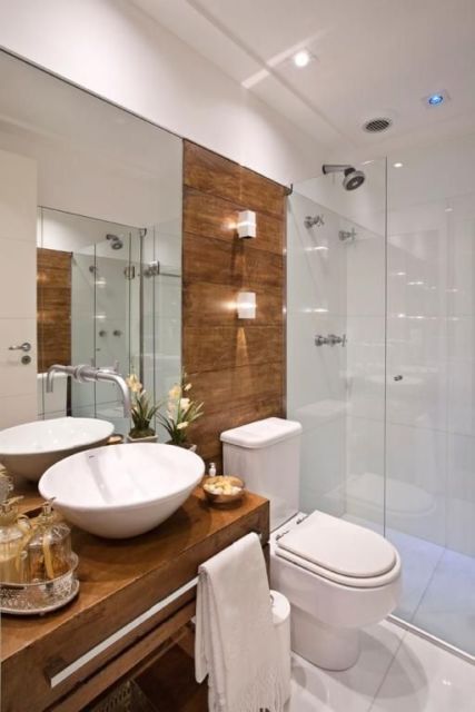 Apartamento pequeno decorado: Banheiro com prateleira iluminada