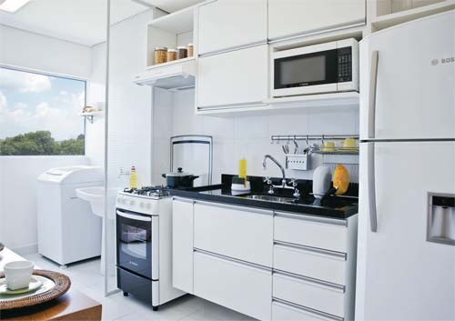 Apartamento pequeno decorado: Cozinha branca