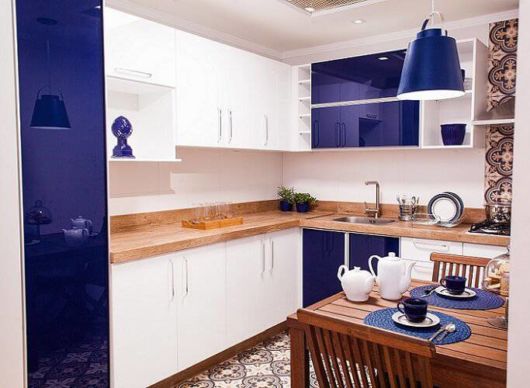 Apartamento pequeno decorado: Cozinha azul e branca