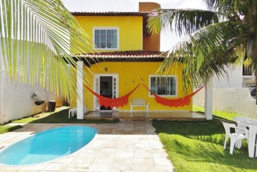 Casas com piscina: simples e pequena amarela