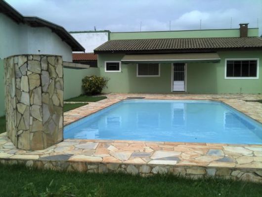 Casas com piscina: simples e pequena verde