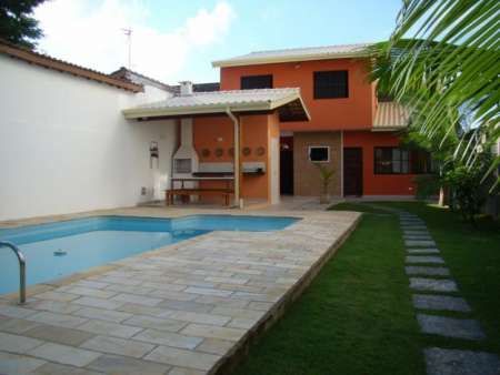 Casas com piscina: simples e pequena com caminho de pedras