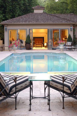 Casas com piscina: simples e pequena com porta de vidro