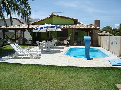 Casas com piscina: simples e pequena com cascata na piscina