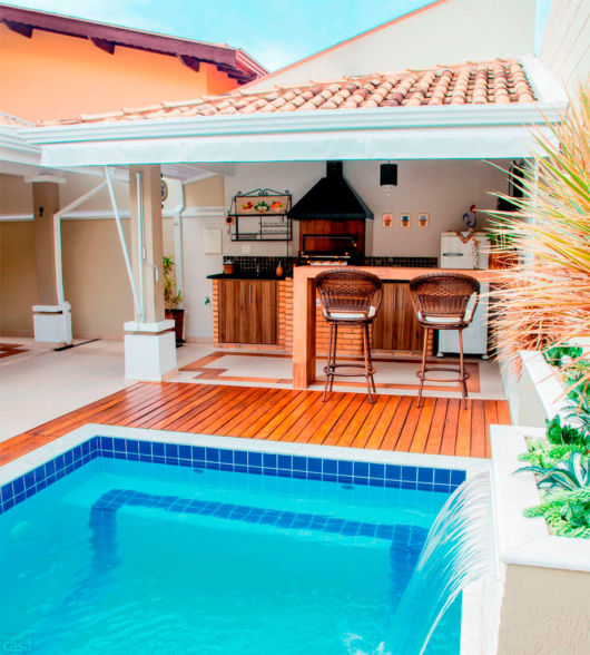 Casas com Casas com piscina: com churrasqueira e deck de madeira
